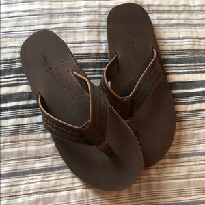 NWT Men’s American Eagle size 7 leather flip flops